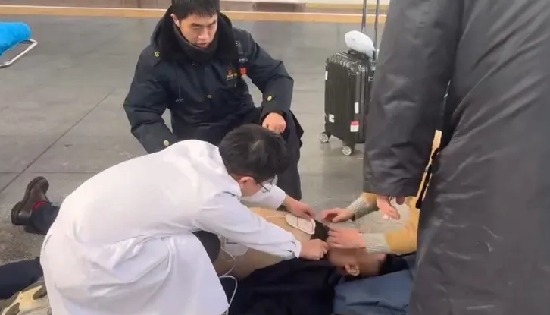 中年男子在火车站心脏骤停晕倒，AED助力生命救援立大功~